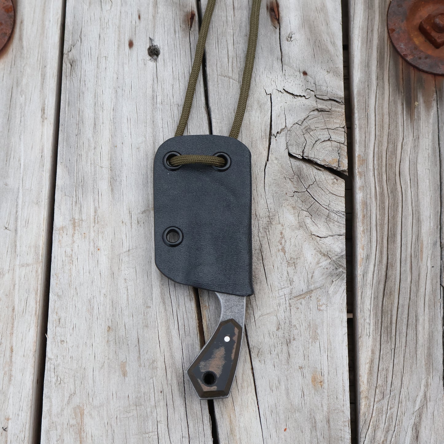 Black kydex knife sheath with paracord lanyard