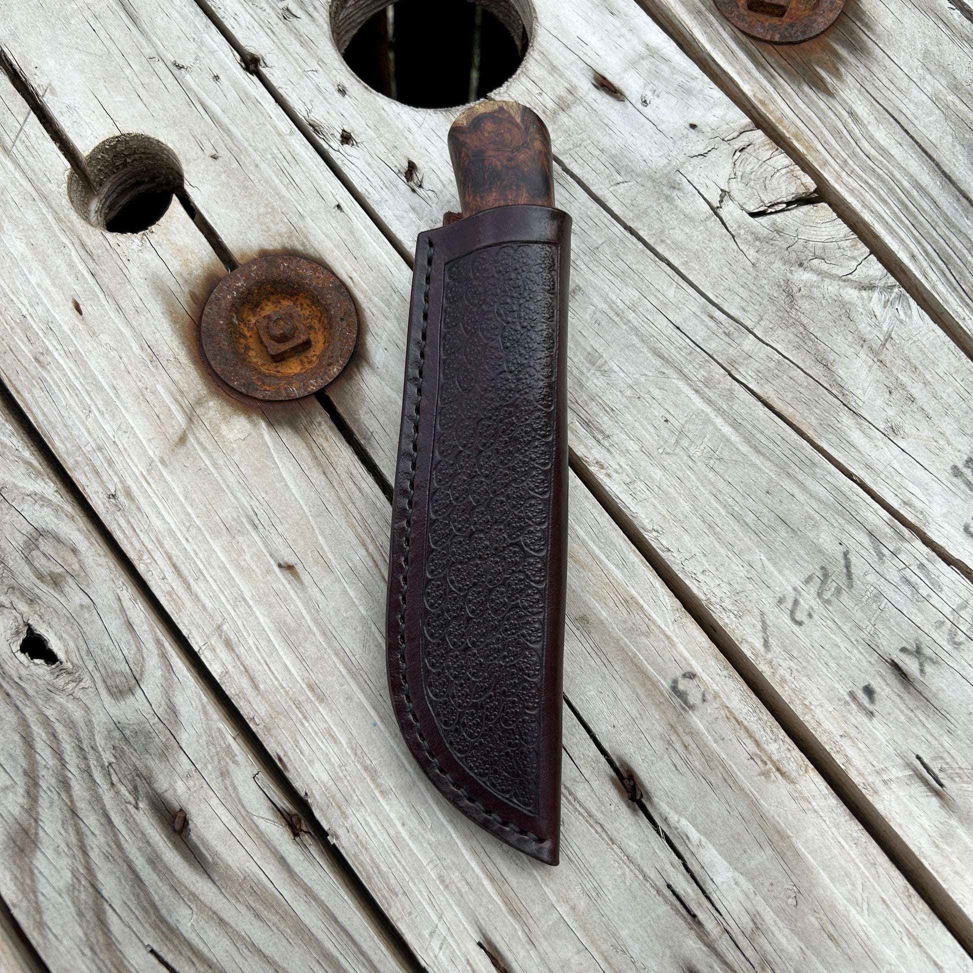 Knife in leather sheath 