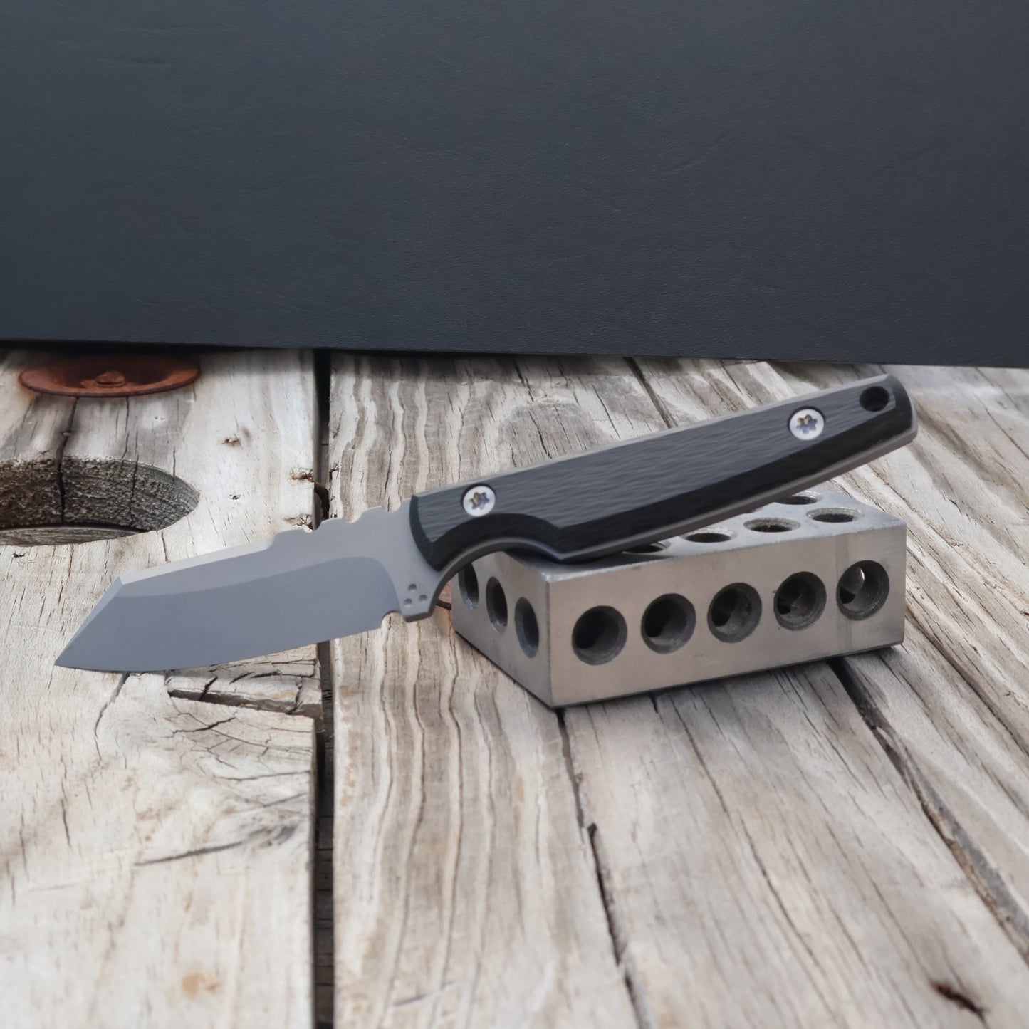 fixed blade knife with crosscut carbon fiber handle scales