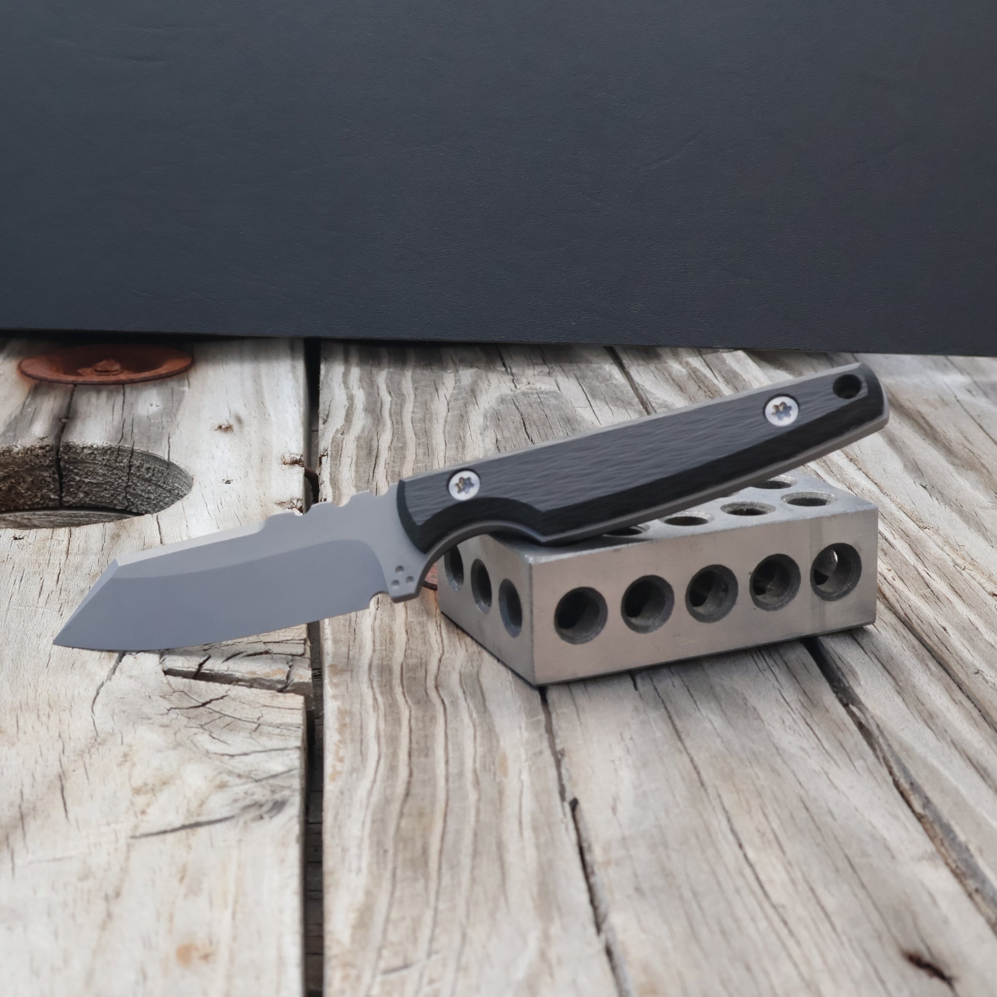 fixed blade knife with crosscut carbon fiber handle scales