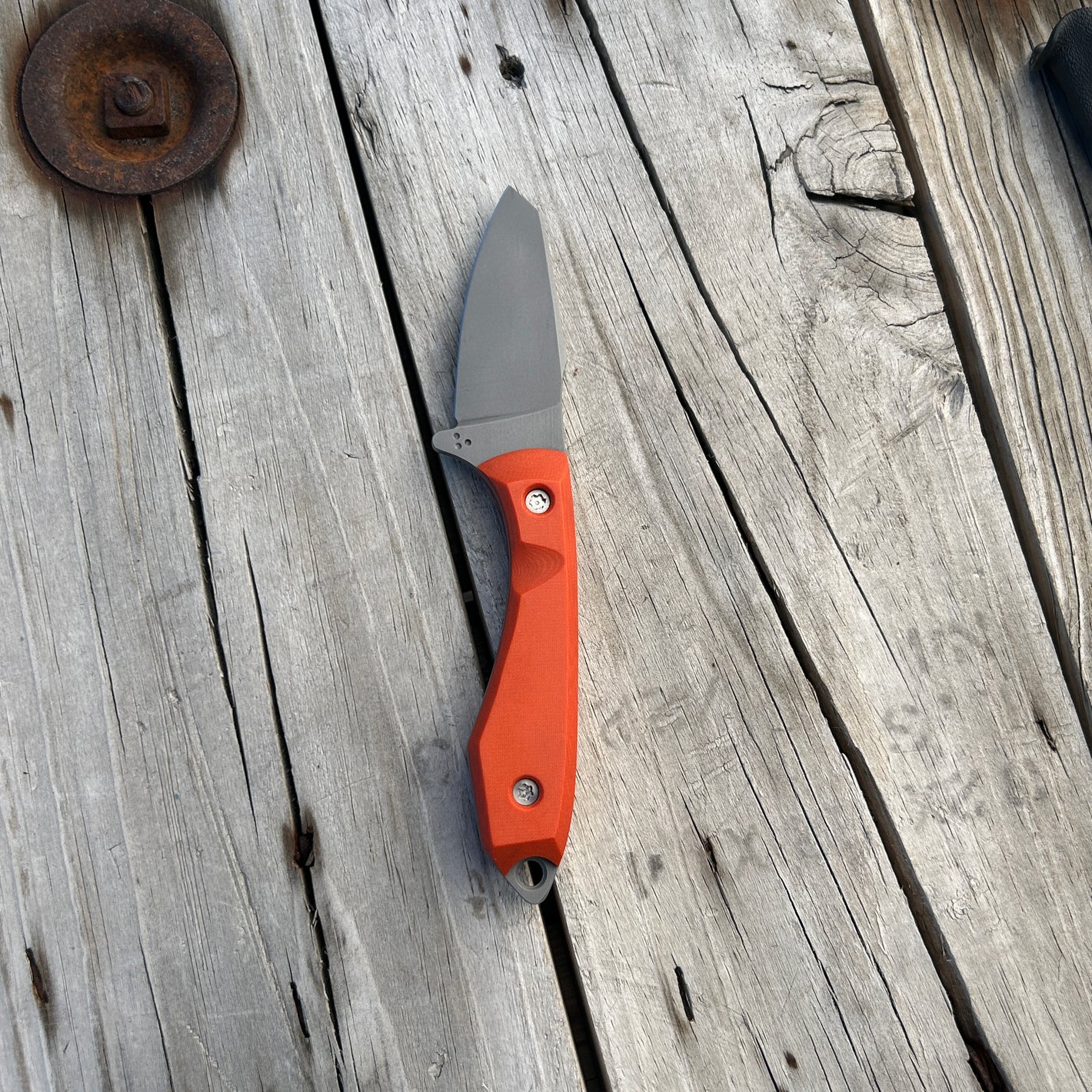 Sheepsfoot style blade with removable orange handle scales