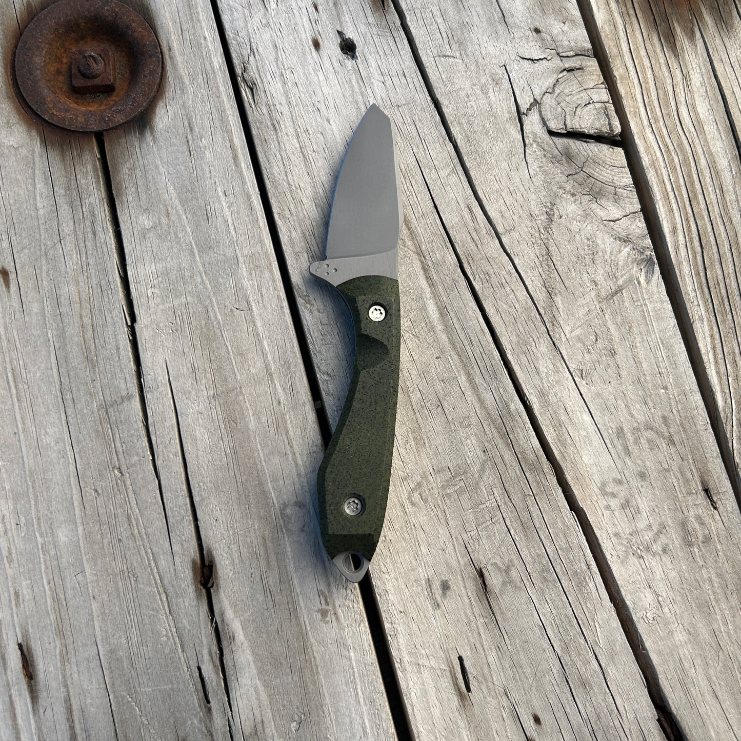 Sheepsfoot style blade with removable OD green handle scales